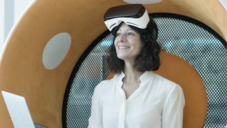 Glückliche-Geschäftsfrau-Im-VR-Headset